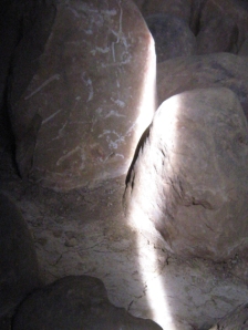 Le pietre, "ossa della terra" illuminate da un raggio di sole che filtra dentro la Piramide